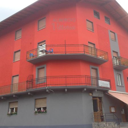 Albergo Vittoria Tilliarn Exterior foto