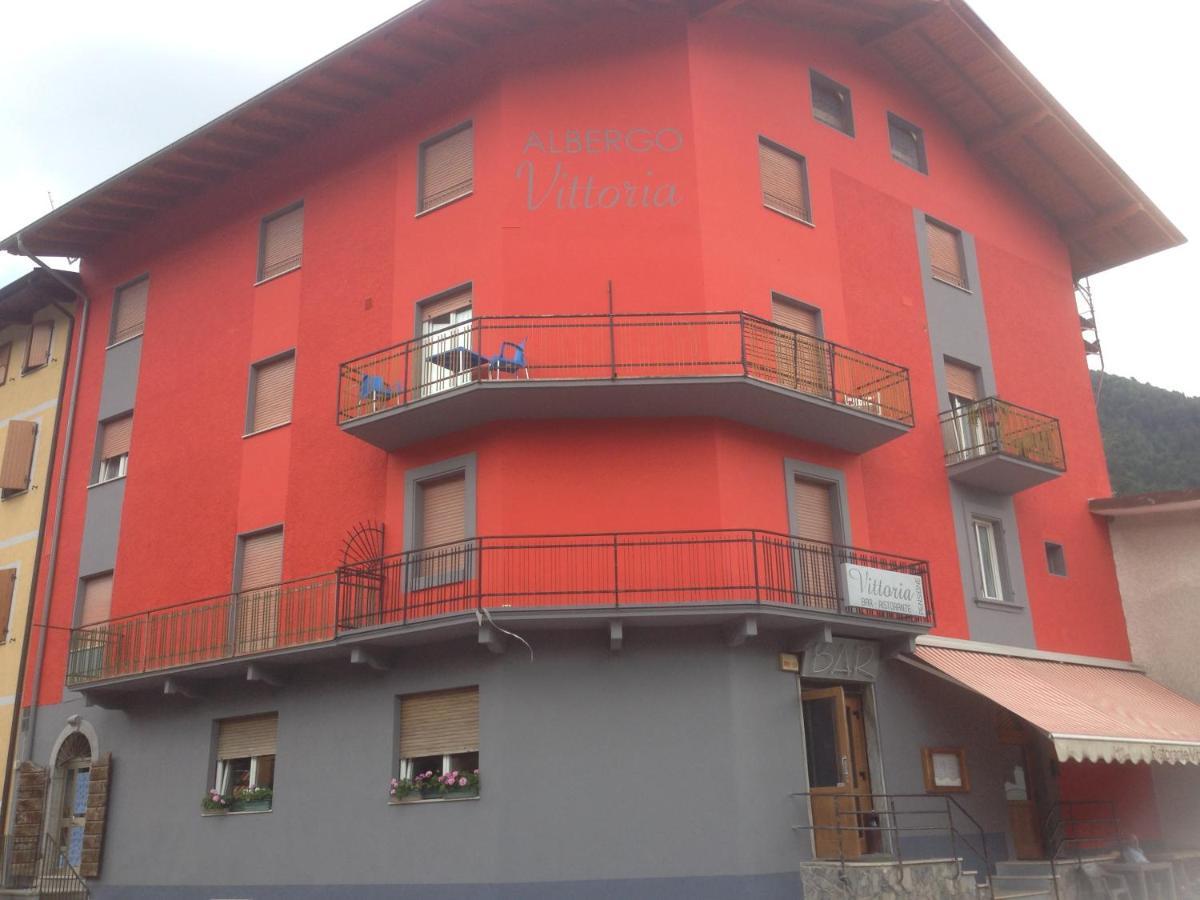 Albergo Vittoria Tilliarn Exterior foto